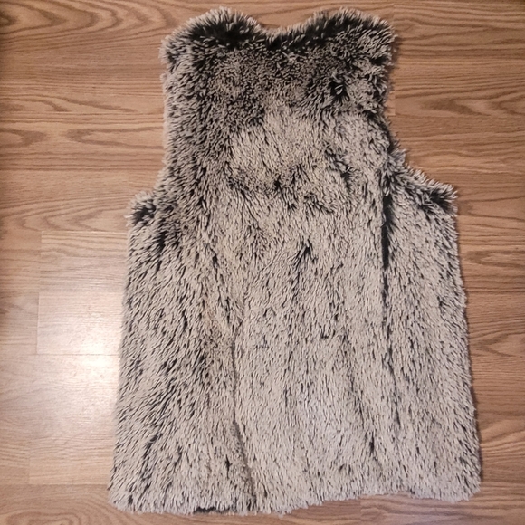 Faux Fur Vest with Pockets - Picture 6 of 8